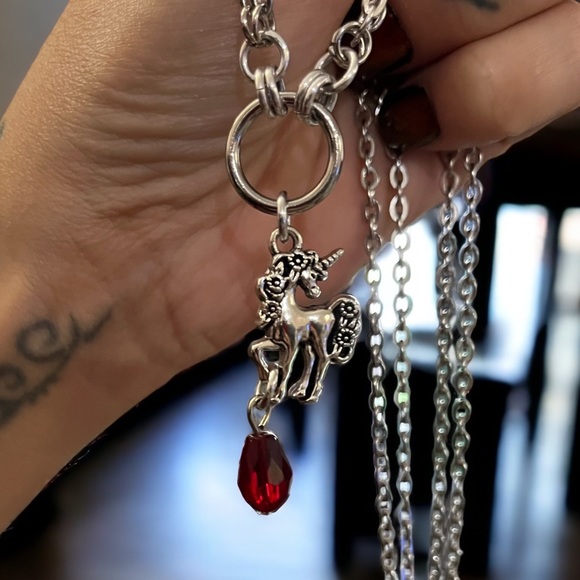 Stainless steel cable chain necklace silver plated unicorn charm & red crystal - Picture 2 of 8